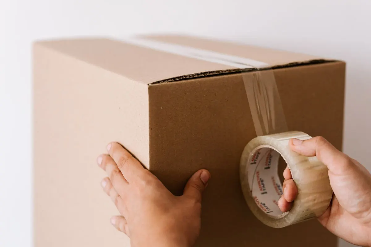 Dán băng keo kín mép thùng carton