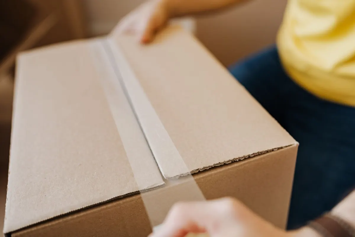 Dán băng keo niêm phong thùng carton trước khi gửi