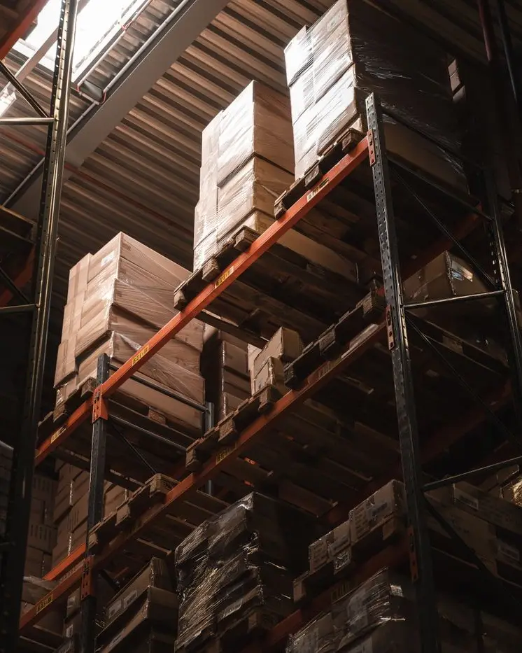 Kệ kho xếp các kiện hàng bọc màng co trên pallet