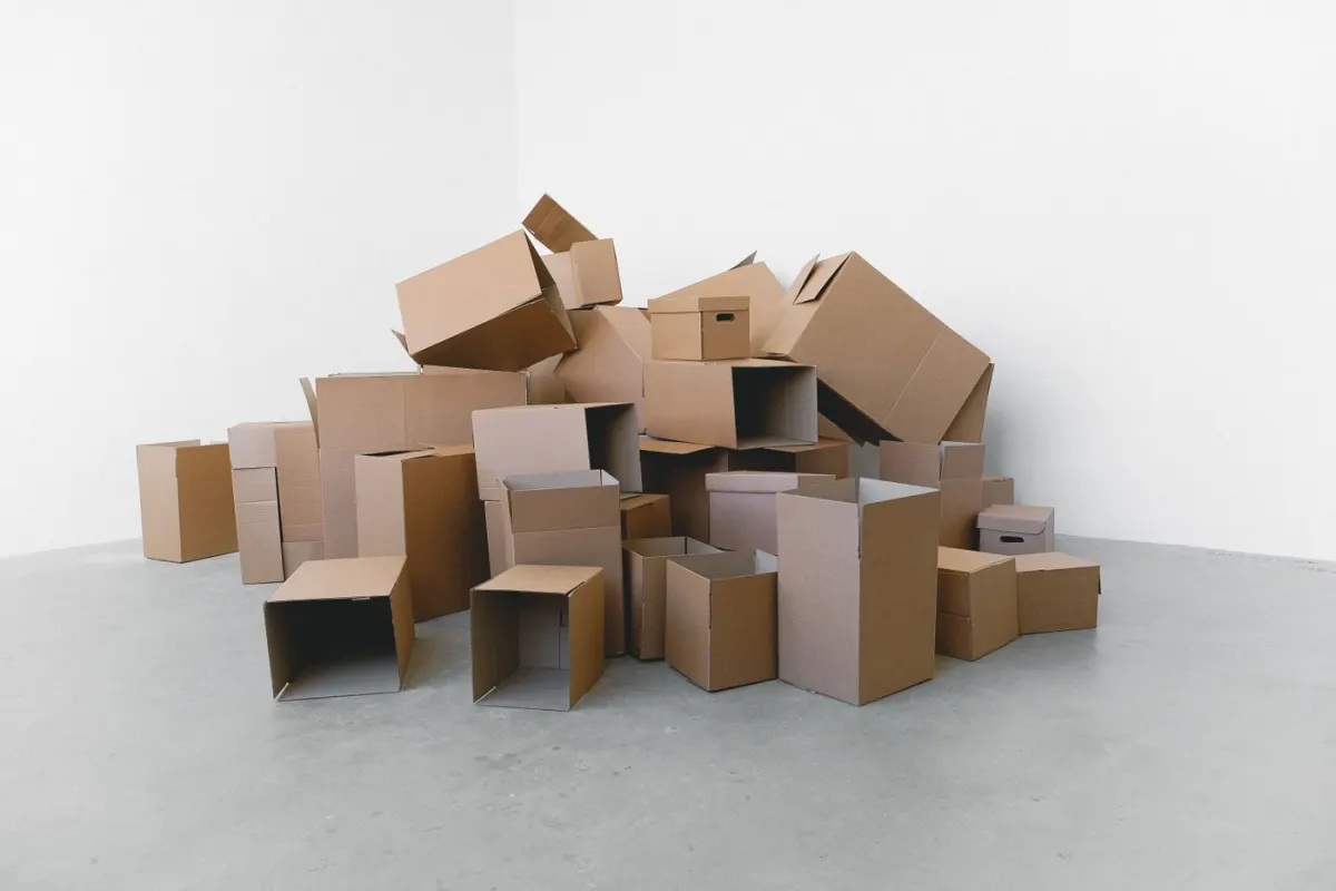 Thùng carton nhiều kích cỡ xếp trong phòng trống