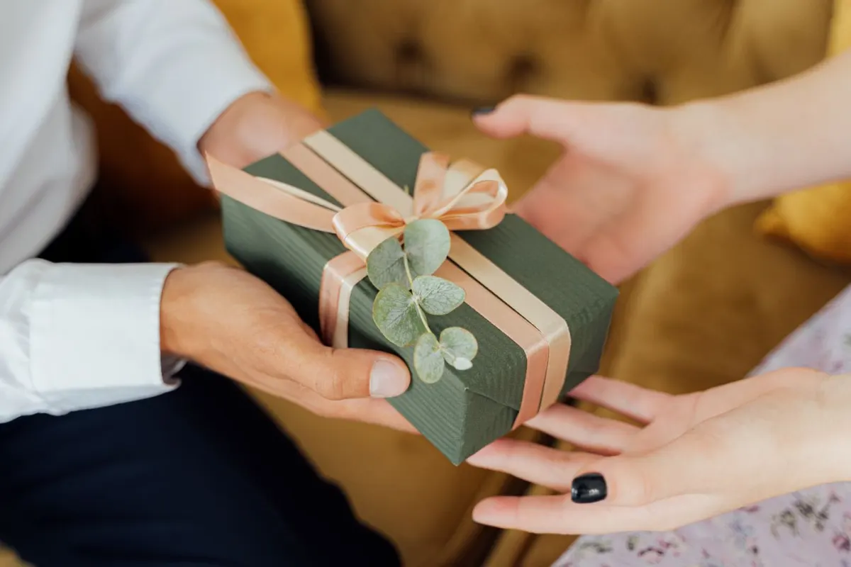 Trao tay hộp quà gói nơ